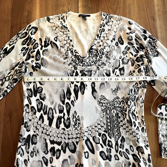 Cyrus Mid Weight V-Neck Sweater - Size XL - Picture 7 of 8